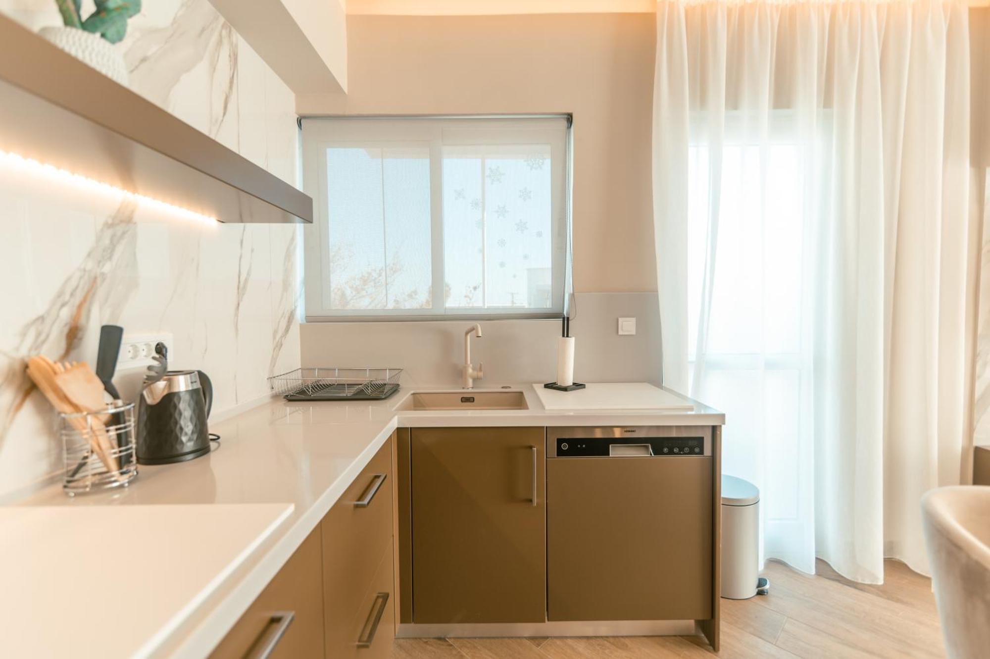 Brand New Elegant Suite Platánion Buitenkant foto